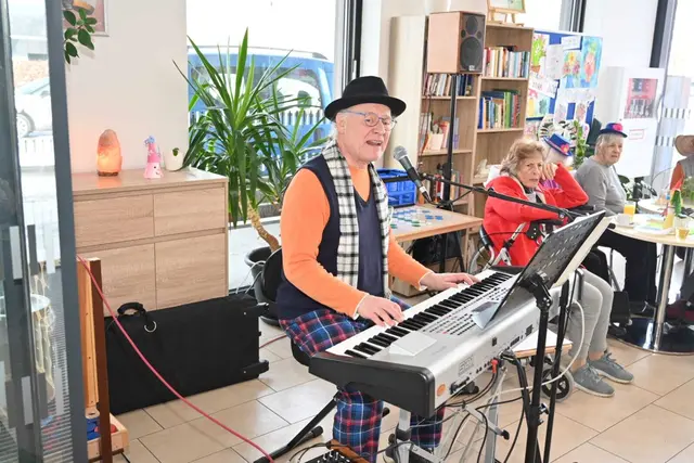 Musikalisch begleitet wurde der Nachmittag vom ehrenamtlichen Musiker Heinz, der seit Jahren mit seinem Engagement für Stimmung und Lebensfreude sorgt. | Foto: Edi Poss
