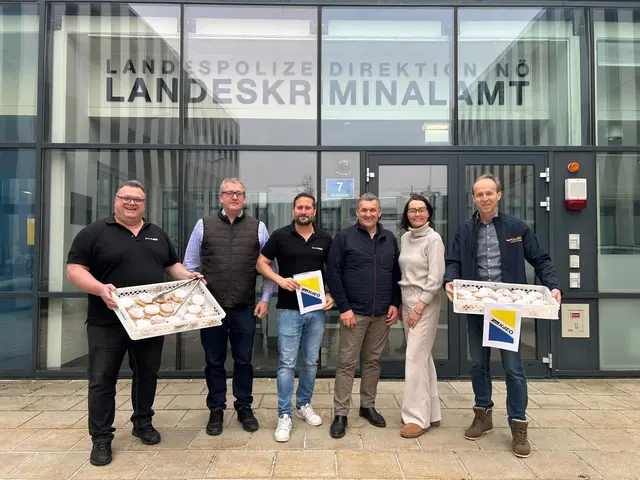 NÖAAB-Landesgeschäftsführerin Katja Seitner, Hannes Luef, Vorsitzender der FCG-KdEÖ NÖ (Dritter von rechts), Christian Grümeyer, Mitglied des Zentralausschusses der FCG-KdEÖ (Erster von rechts) mit Gewerkschaftsvertretern. | Foto: FCG-KdEÖ