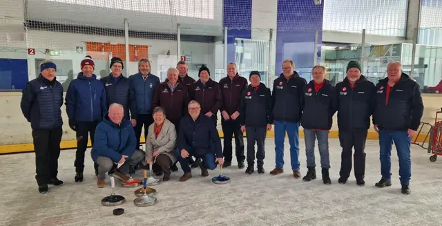 PVOÖ-Landespräsident Norbert Höpoltseder, die Vöcklabrucker Bezirksvorsitzende Barbara Winkelbauer und Landessportreferent Erich Rippl (vorne hockend, von links) mit den Top-Teams bei der Eisstock-Landesmeisterschaft, die am 5. Februar in Vöcklabruck stattfand. | Foto: PVOÖ
