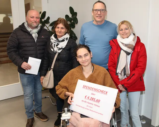 Gemeinderat Hans-Peter Trink, Lemya Yilmaz, Cansu Yilmaz, Bürgermeister Andreas Hoch und Kinderfreunde-Obfrau Cindy Nikischer. | Foto: Manfred Wlasak