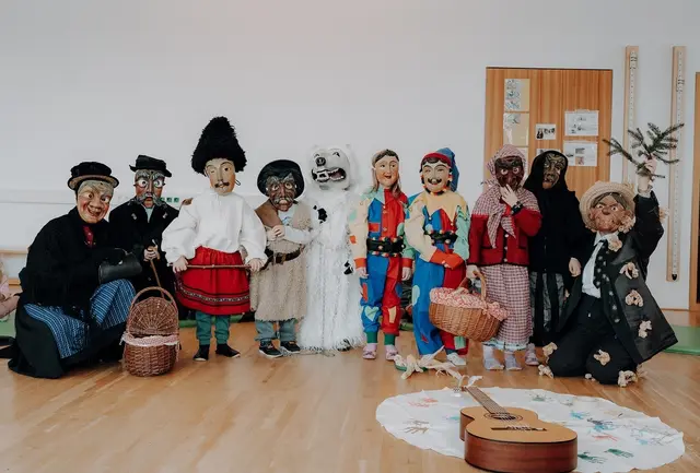 Die Kindergartenkinder des Elisabethinums Axams zeigen wie Fasnacht auch in "Klein" funktioniert.  | Foto: Lichterpuls – Huber Madeleine
