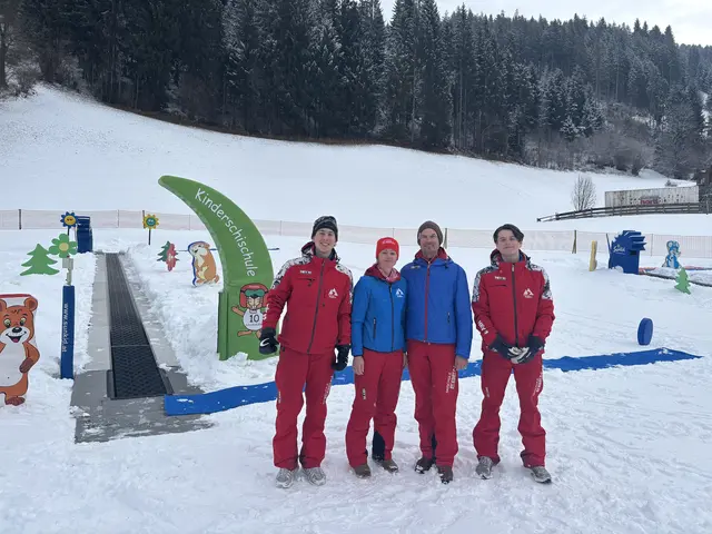 Zwei Skilehrer mit Geschäftsführerin Michaela Hölzl und Marc Dittenbacher (2. von rechts) bei der Kinderschischule in Eben im Pongau. | Foto: Emanuel Hasenauer
