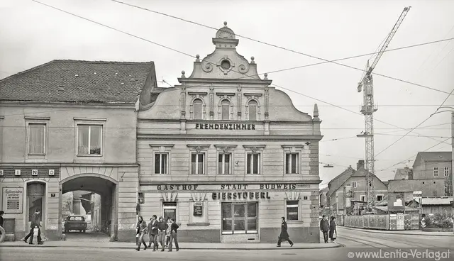Bis zu seinem Abbruch 1971 befand sich mehr als 200 Jahre der Gasthof "Stadt Budweis" an der Ecke Rudolfstraße und Hauptstraße. | Foto: Lentia-Verlag