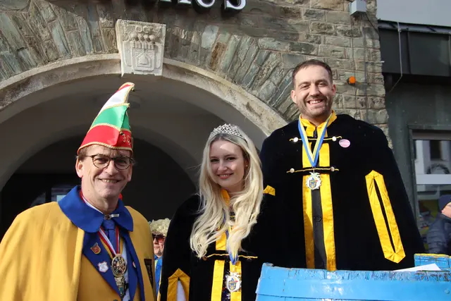Faschingsgilden-Obmann Hannes Hofbauer (links) mit Faschingsprinzessin Katharina I. und Faschingsprinz Johannes I. | Foto: Martin Wurglits