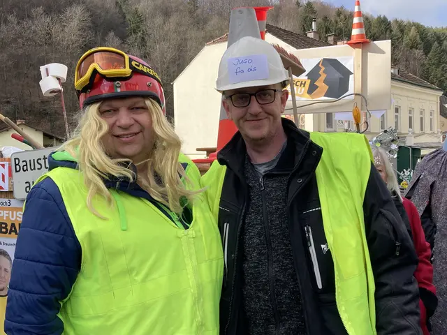 Die Freiwilligen Feuerwehr mit Johannes Höller und Patrick Lechner präsentierten „Pfusch am Bau“. | Foto: Elisabeth Peinsipp