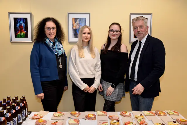 Karin Schlager, Mia Eder, Giulia Eireiner und Wolfgang Kopitschek | Foto: HAK Waidhofen/Thaya