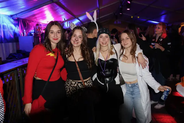 Gute Stimmung beim Faschingskehraus in Grieskirchen: Besucherinnen und Besucher feierten den Ausklang der närrischen Zeit. | Foto: MeinBezirk/Constance Haslberger