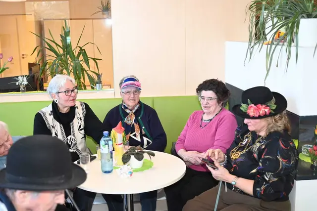 Mit viel Liebe zum Detail präsentierten sich Bewohner, Besucher und Mitarbeiter mit fantasievollen Kopfbedeckungen, die sofort für Gesprächsstoff und Heiterkeit sorgten. | Foto: Edi Poss