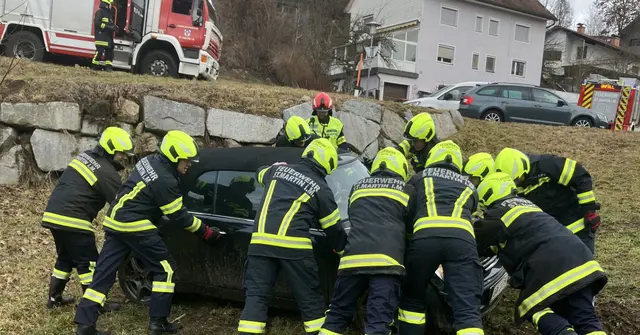 Die Einsatzkräfte der FF St. Martin bei der Bergung eines Pkws. | Foto: FF St. Martin im Mühlkreis