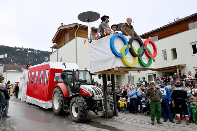 In Axams war das Olympiajubiläum Zentrum des Faschingstreibens.  | Foto: Weber