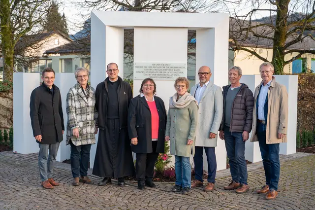 Von links: Dominik Elmer (Seelsorgeamt der Erzdiözese Salzburg), Pfarrgemeinderätin Manuela Frenkenberger, Pfarrer Don Xandro Pachta, Initiatorin Gitti Salzmann, Ortsbäuerin Andrea Rainer, Gert Pfarrmaier (Geschäftsleiter Raiffeisen Thalgau), Pflasterer Wolfgang Schmidhuber, Thalgaus Bürgermeister Johann Grubinger. | Foto: Edith Schimak