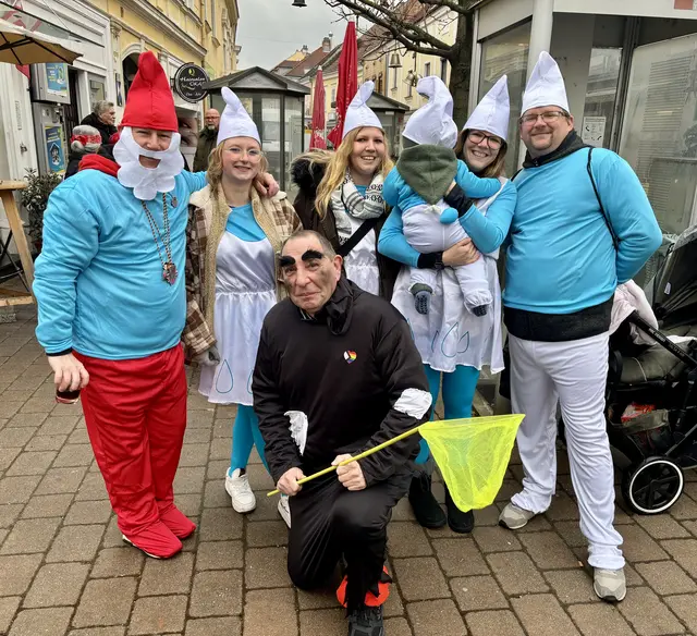Aufs Foto mit den Schlümpfen darf auch Gargamel | Foto: MeinBezirk/Birgit Bachhofner