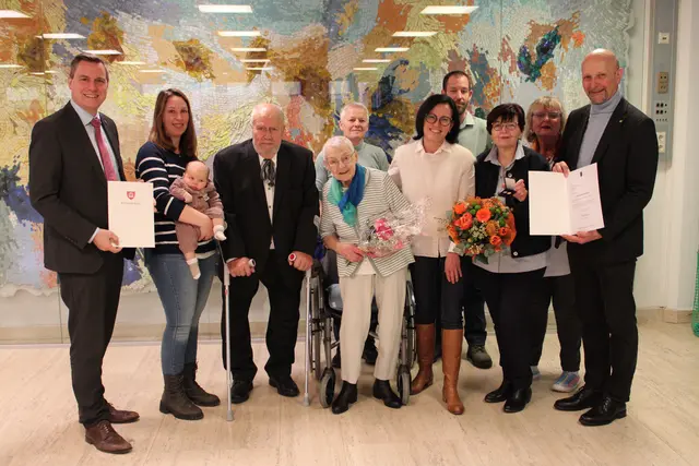Bürgermeister Christoph Kaufmann (links, ÖVP) und Bezirkshauptmann Andreas Riemer (rechts) gratulierten Maria und Ludwig Gratzl (3. und 4. v. l.) aus Klosterneuburg ebenfalls zur Eiserne Hochzeit. | Foto: Stadtgemeinde Klosterneuburg/Lutz