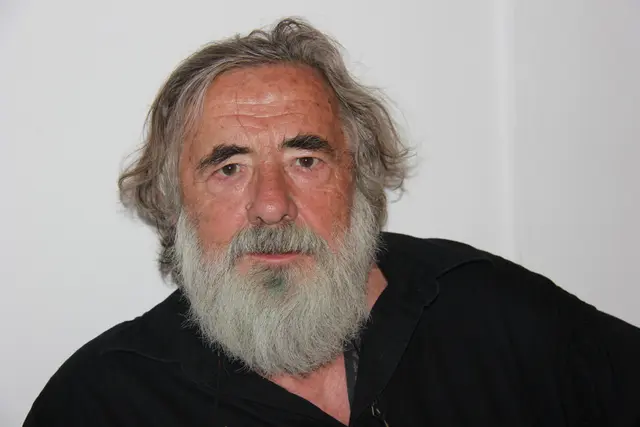 Einer der bekanntesten Künstler im Marchfeld ist der Lasseer Maler Gottfried Laf Wurm. „Die Bezirksblätter sind, wie wenn man sich beim Greißler zum Tratsch trifft und Neues aus dem Leben in der Region erfährt“, lobt er das Blatt. | Foto: Raimund Mold