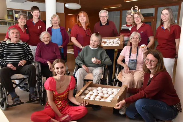 Sitzend: Leopold Patzl (Bewohner), Theresia Winkelbauer (Bewohner), Emma Wagner (FSJ), Margarete Pavlecka (Bewohnerin), Walpurga Pascher (Bewohnerin) und Claudia Neuteufel (Leitende kaufmännische Mitarbeiterin Verwaltung) mit Stehend:  Anita Talamas-Engel (Managerin Ehrenamt- und Alltagsbegleitung), Claudia  Kreutzer (DPGKP), Leopoldine Braith (Bewohnerin), Manuela Heuing (PBM), Reinhold Schulz  (Friseur Schulz), Brigitte Schwingenschlögl (Ehrenamtliche), Petra Mader (PBM), Lara Fraißl  (FSJ). | Foto: PBZ Waidhofen/Thaya