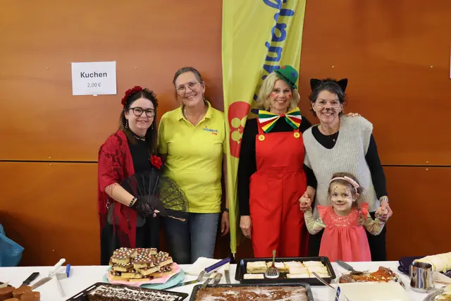 Mit viel Einsatz sorgten Vizebgm. Sabine Hölbling, Obfrau Claudia Hazibar, Angelika, Irene und Lucy für süße Genüsse und beste Stimmung am Kuchenbuffet. | Foto: Kendlbacher