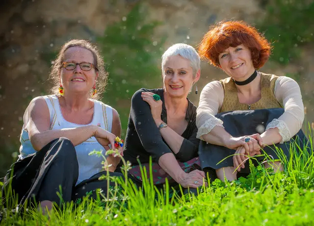 Mit Jodlern und frechen Liedern sind Eva Maria Hois, Rosemarie Krainz und Elisabeth Glavic als Trio Zwoadreivier in Nestelbach zu Gast. | Foto: Barbara Mang