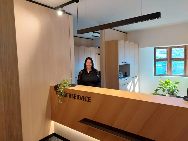 Sekretärin Barbara Gleinser im neuen Bürgerservice, wo u.a. das Meldewesen angesiedelt ist, Pass- und Personalausweise vorbereitet werden. | Foto: Gemeinde Schönberg