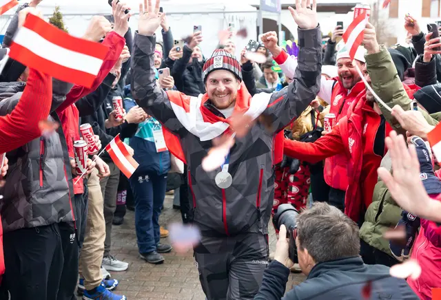 Ganz großes Kino: Fabio Gstrein aus dem Ötztal darf in Italien über sein Olympia-Silber im Kreise der Familie und Fangemeinde jubeln. | Foto: ÖOC/GEPA Pictures 