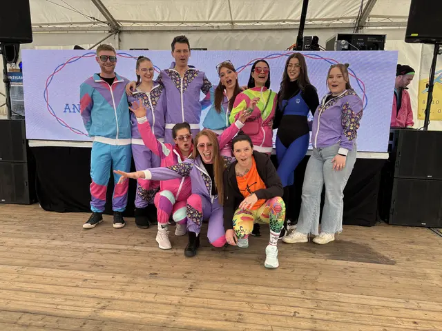 Beste Stimmung herrscht beim Team von Ankerpunkt, das für die vielen Gäste im größten Partyzelt der Steiermark bereit ist. 