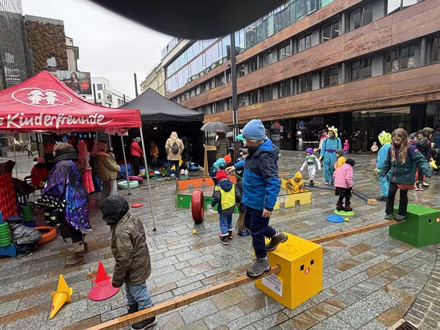Auch ein Kinderprogramm wurde beim Innsbrucker Fasching angeboten. Tapfer trotzte man dem Regen. | Foto: MeinBezirk/Herrmann