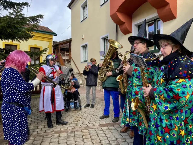 Begleitet wurde der Umzug von der Trachtenkapelle Edlitz-Thomasberg Grimmenstein  | Foto: Elisabeth Peinsipp