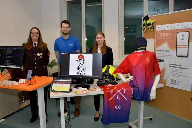 Platz 1 "FireBuddy": Nadine Hable, Betreuungslehrer Matthias Hartl und Barbara Schleritzko | Foto: HAK Waidhofen/Thaya