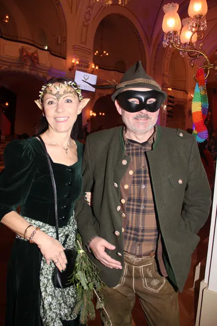 Im Wald bzw. Jäger-Outfit - nomen es omen. Soroptimistin,Michaela Jäger-Ebner und Peter Ebner. | Foto: Sascha Trimmel, Treilaf