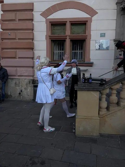 Bunte Kostüme in der Innenstadt | Foto: Anika Sommer
