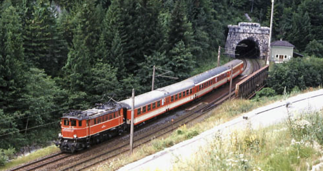 Diese Aufnahme zeigt einen Zug aus dem Jahr 1992. | Foto: bahnbilder.warumdenn.net 