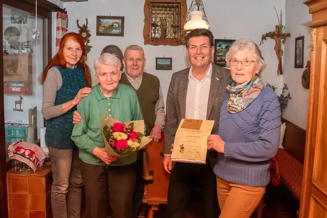 Familie Köchl (Tochter Erika, Gottfrieda und Otto), Bürgermeister Harald Leopold und Maria Gruber vom Team der NÖs Senioren Ortsgruppe Langenlois | Foto: Stadtgemeinde Langenlois