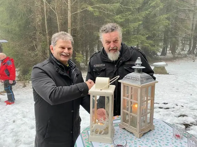 Der Kontakt mit den tschechischen Nachbarn war Franz Wagner stets wichtig. Im Bild mit Martin Hrbek aus Nova Pec bei der Friedenslichtübergabe 2023.  | Foto: Foto: Gemeinde Klaffer