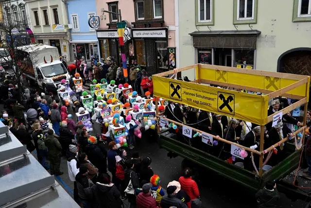 Faschingsumzug in Mürzzuschlag: Der Narrentross zog durch die Wiener Straße und zum Stadtplatz.  | Foto: thom/stadtmürz