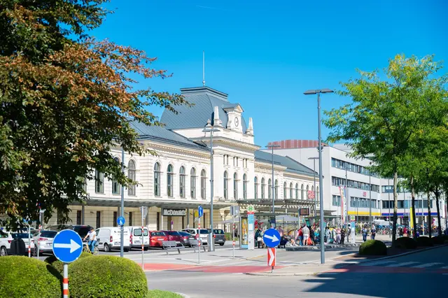 Der neu renovierte St. Pöltner Bahnhof wurde 2010 nach vierjähriger Umbauzeit wiedereröffnet. Über die Hochleistungsstrecke erreicht man Wien nun in 25 Minuten. | Foto: Arman Kalteis