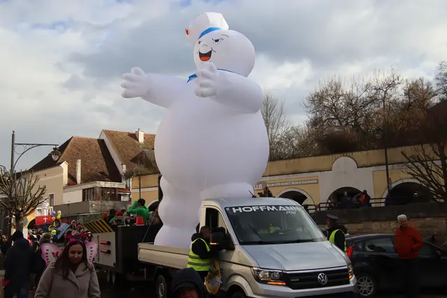 Sieben Meter hoch war die Figur "Marshmellow Man" des Basketballvereins Blackbirds.  | Foto: Martin Wurglits