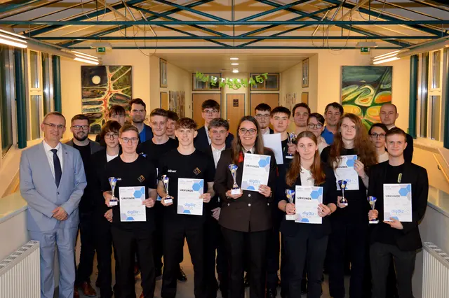 3. Reihe: Gregor Sauschlager, Matthias Hartl, Timo Samm, Niklas Lenz, Matthias Kreuzer, Paul Riedl, Manfred Hartl, Stefan Liemberger
2. Reihe: Christoph Göschl, Thomas Macho, Jonas Biedermann, Leon Allram, Raphael Gebath, Leon Kadrnoschka, Jonas Haumer
1. Reihe: Direktor Rudolf Mayer, Marvin Immervoll, Oliver Semper, Nadine Hable, Barbara Schleritzko, Luis Deimel, Christof Riegler | Foto: HAK Waidhofen/Thaya