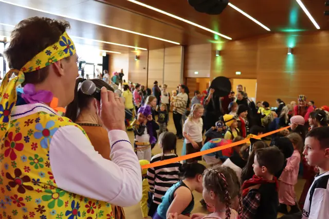 Auf zum Limbo-Tanzen: Entertainer Romed Giner wusste die Kinder bestens zu unterhalten.  | Foto: Kendlbacher