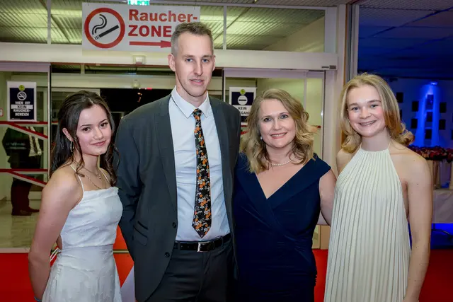 Zurecht Stolz auf "ihren" Ball: Die Professoren Alexander Sonnleitner und Felizitas Zinner, flankiert von den Ballkomiteemitgliedern Selina Bleiweiß und Jule Lippitsch.