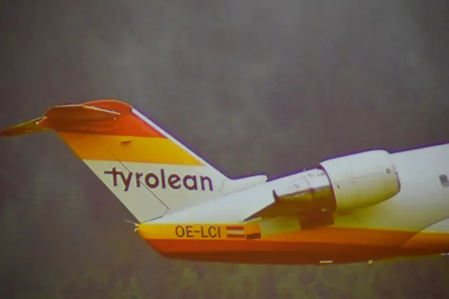Besucher verfolgen den Vortrag zur Geschichte der Tyrolean Airways im voll besetzten Saal. Rund hundert Interessierte waren der Einladung gefolgt. | Foto: Maximilian Sprenger