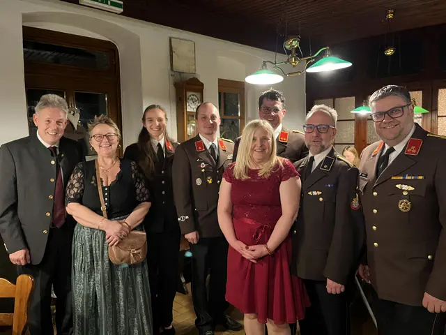 Hermann Hauer, Margot Kastner, Johanna Schloffer, Bernhard Wagner-Löffler, Wolfgang Staffler, Sigrid Krivetz, Andreas Schloffer und Uwe Sodl beim Ballabend. | Foto: privat