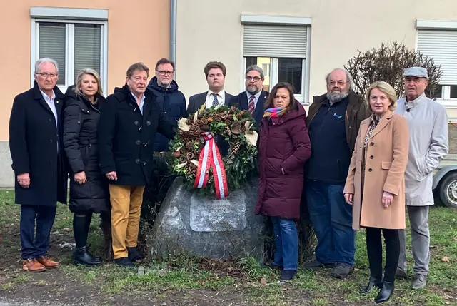 StR Günter Herz GRin Elfie Kreitner, Gedenkredner StR Helmut Mayer, Stadtparteivorsitzender StR Werner Stöberl, Paul Bergmaier (Junge Generation), GR Klaus Bergmaier (Bezirksvorsitzender der Sozialdemokratischen Freiheitskämpfer), StRin Alexanda Ambrosch (Vorsitzende der SPÖ Lerchenfeld), Arnold Spillauer (Bezirksobmann Kinderfreunde), VBgm.in Eva Hollerer, GR Cornel Prejban | Foto: SPÖ Krems