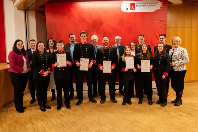 Von links: Direktorin des OÖ 
Landesmusikschulwerkes Doris Pamer, Präsident des OÖ Blasmusikverbandes Hermann Pumberger, Kapellmeisterin Julia Bonelli, Zweite Präsidentin des OÖ Landtages Sabine Binder, Rafael Dornetshuber, Landtagsabgeordneter Thomas Antlinger, Valentin Hofinger, Bürgermeistersprecher Peter Oberlehner, Felix Pauzenberger, Landtagsabgeordneter Günther Baschinger, Sophie Leitner, Obfrau des Bezirksblasmusikverbandes Romana Hochfellner Forster, Obmann-Stellvertreter Gregor Lindmair, Julia Mach, Jugendreferentin Petra Flixeder, Obmann Paul Humer, Bürgermeisterin Maria Pachner | Foto: Christoph Mühlböck