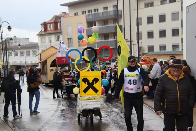 Mit Olympischen Ringen über dem Giebelkreuz marschierte die Abordnung der Raiffeisenbank mit. | Foto: Martin Wurglits