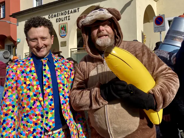 Der Bunte Bürgermeister Thomas Ernst mit Pfarrer Ulrich Dambeck als der Pf(Affe) | Foto: Elisabeth Peinsipp 