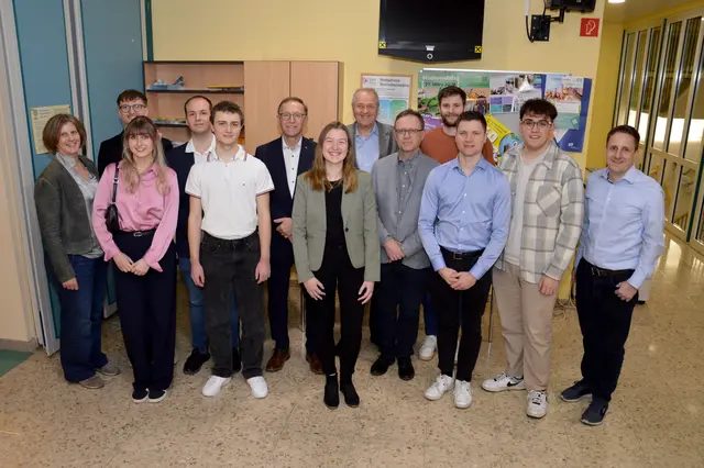 Die Jury: Stadträtin Doris Fidi, Michael Fidi (fab4minds), Sandra Fröhlich, Dominik Koller (Arbeiterkammer), Daniel Roßnagl, Kurt Bogg (Raiffeisenbank im Thayatal), Carina Pöppl, Andreas Biedermann, Martin Bogg (Waldviertler Sparkasse), Hans Ganter, Gerhard Kasess (RISE), Georg Schlager und Christian Schlosser (WEB) | Foto: HAK Waidhofen/Thaya