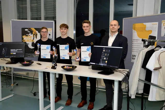 Platz 2 "StyleGuide": Marvin Immervoll, Oliver Semper, Jonas Biedermann und Betreuungslehrer Stefan Liemberger | Foto: HAK Waidhofen/Thaya