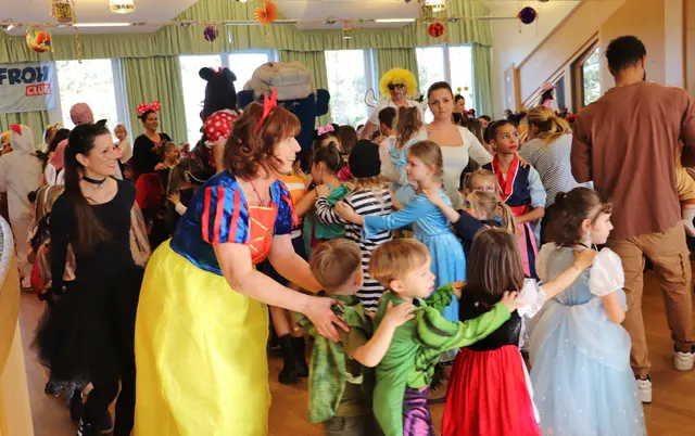 Als Schneewittchen tanzte Vzbgm. Ingrid Baumhackl mit den Kindern | Foto: Edith Ertl