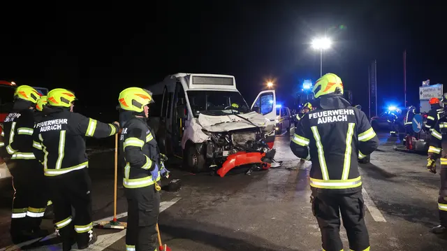 Der Linienbus wurde bei dem Unfall schwer, der Lkw erheblich beschädigt. | Foto: Helmut Klein