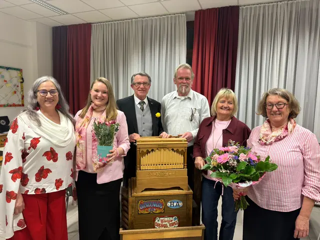Gemeinderätin Gabriele Grabner (SPÖ), Obfrau Pauline Röhl, Herr Kulturstadtrat Franz Piribauer (ÖVP) Thomas Blaschke mit seiner Drehorgel, Gemeinderätin Elisabeth Wallner (SPÖ) und Chorleiterin Antonia Schmid. | Foto: Stadtchor Wiener Neustadt
