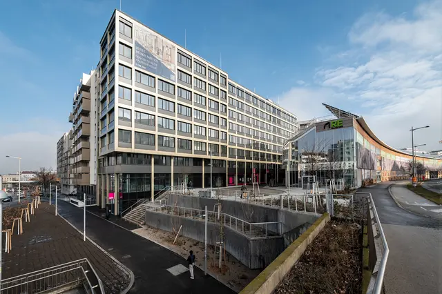 Das Bürogebäude "Village Works" ist fertiggestellt. Es ist eines von zwei Bürogebäuden im Quartier "Village im dritten". Der Neubau befindet sich an der Ecke Landstraßer Gürtel und Adolf-Blamauer-Gasse. | Foto: Stefan Seelig